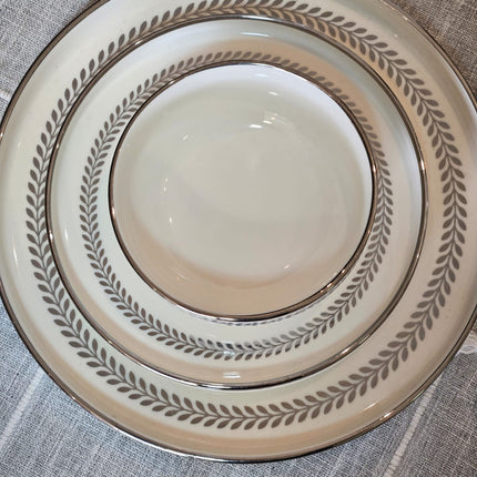 Silver Laurel Wreath Border Dinner Set